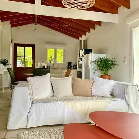 Holiday home Jolie Petite Maison Renovee Piscine *