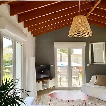 Jolie Petite Maison Renovee Piscine Holiday home *